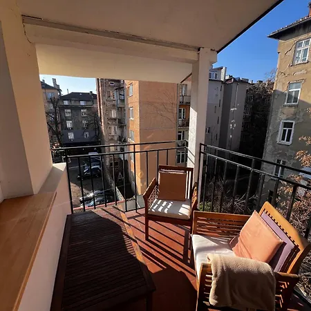 The Yellow House In Apartment *