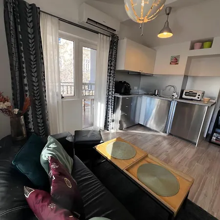 The Yellow House In Apartment